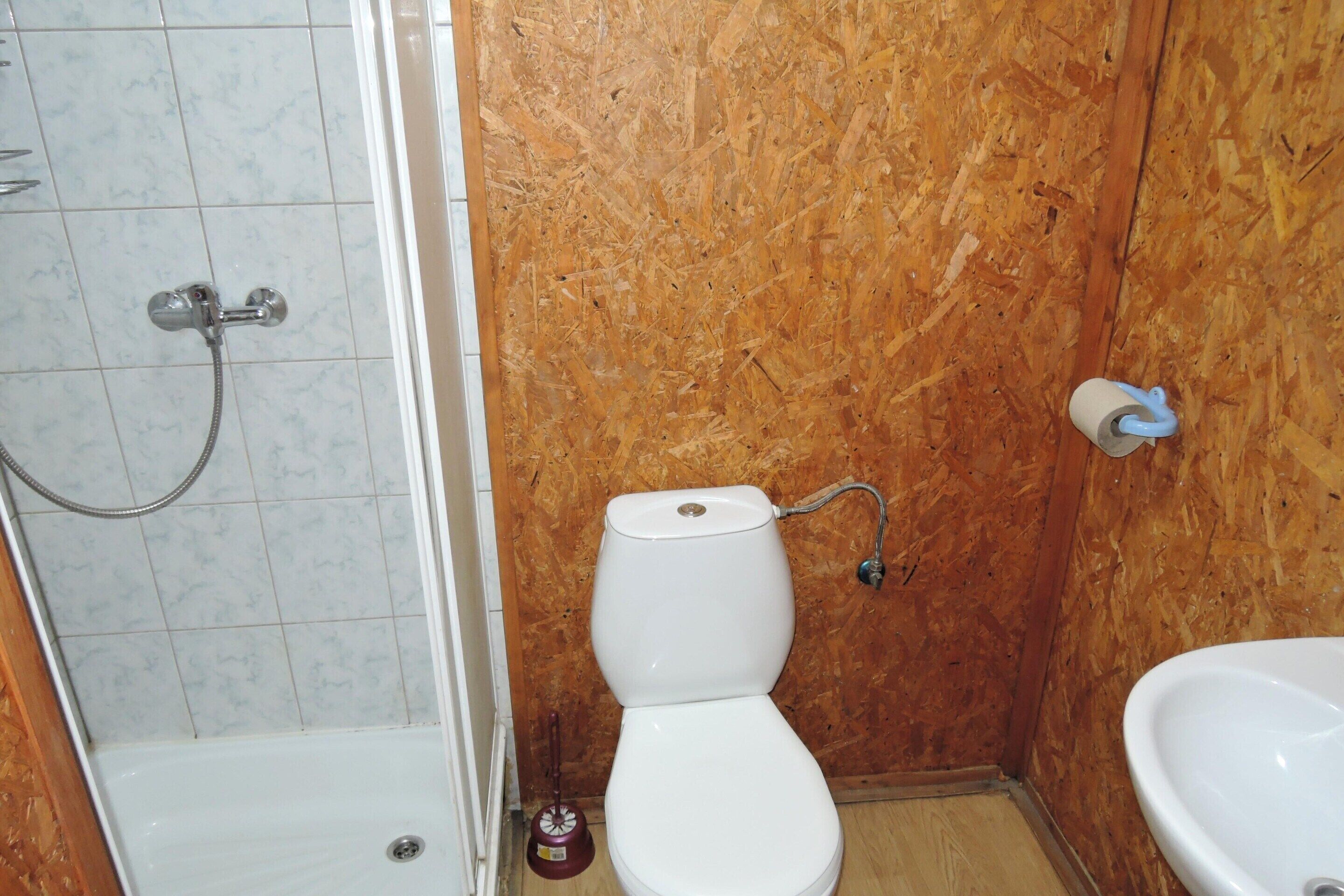 Un baño con ducha, inodoro y lavamanos.