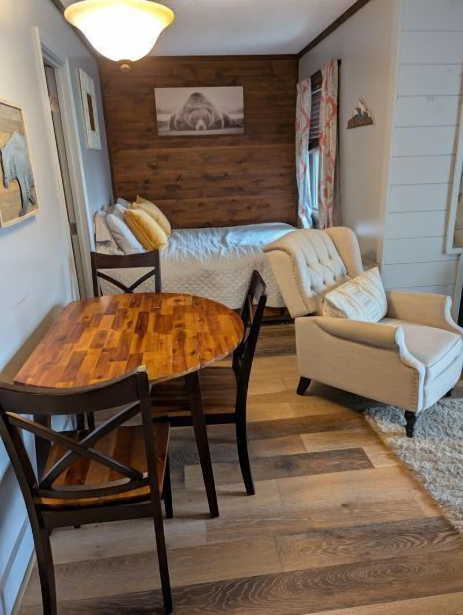 Tabla de planchar con plancha, wifi gratis y ropa de cama 