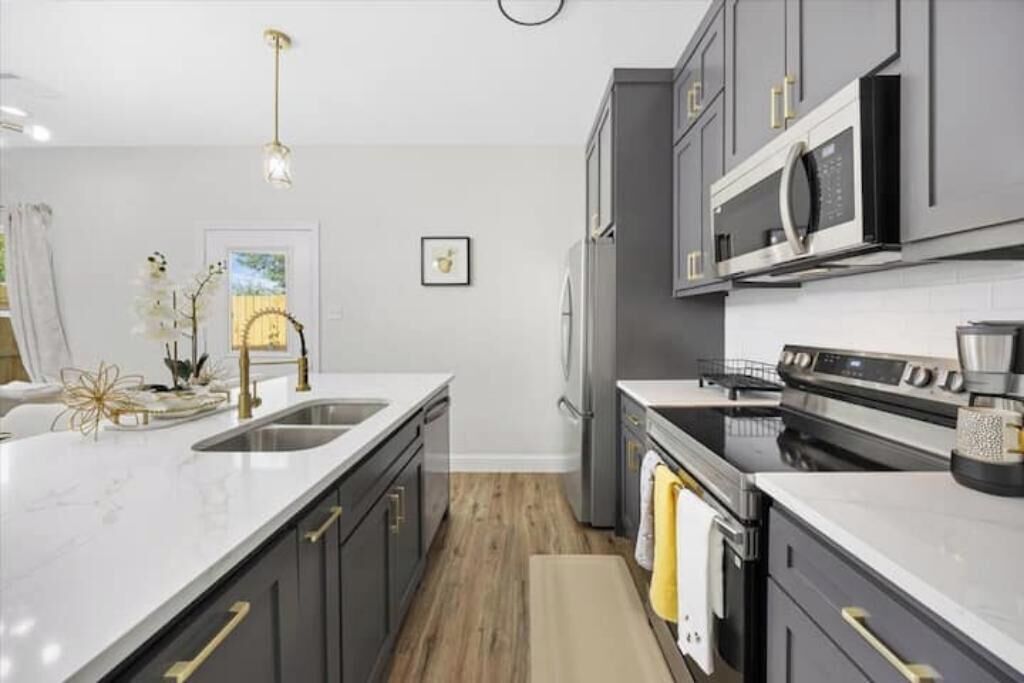 Kjøleskap, mikrobølgeovn, ovn og kokeplater