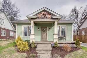 Exterior detail - Riverside Bungalow - Private Pool in East Nash (Nashville)