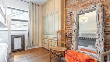 2 kamar tidur, setrika/meja setrika, Wi-Fi gratis, dan seprai linen