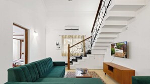 奢華公寓客房, 2 間臥室, 泳池景 | 客廳 | 50 吋LED 電視連數碼電視頻道、Netflix、串流服務
