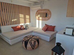 Signature Studio Suite, Sea View | Free WiFi