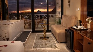 مساحة عمل للكمبيوتر المحمول وستائر تعتيم وتجهيزات عازلة للصوت