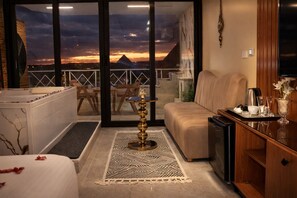 Laptop workspace, blackout curtains, soundproofing, free WiFi - VIP Pyramids view inn  (Giza)