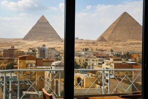 Balcony view - VIP Pyramids view inn  (Giza)