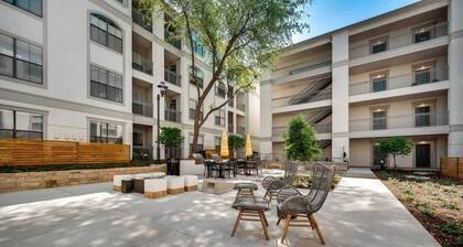 Dallas Uptown Chic 1BR overlooking Katy Trail