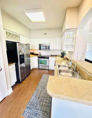 Fridge, microwave, oven, stovetop - Dallas Uptown Chic 1BR overlooking Katy Trail (Dallas)