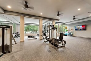 Fitness facility - Dallas Uptown Chic 1BR overlooking Katy Trail (Dallas)