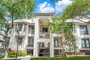 Exterior - Dallas Uptown Chic 1BR overlooking Katy Trail (Dallas)