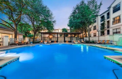 Dallas Uptown Chic 1BR w/ Workspace + Deck overlooking Katy Trail