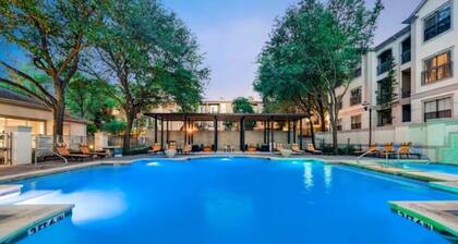 Dallas Uptown Chic 1BR w/ Workspace + Deck overlooking Katy Trail
