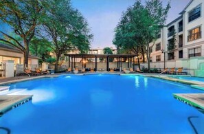 Outdoor pool - Dallas Uptown Chic 1BR overlooking Katy Trail (Dallas)