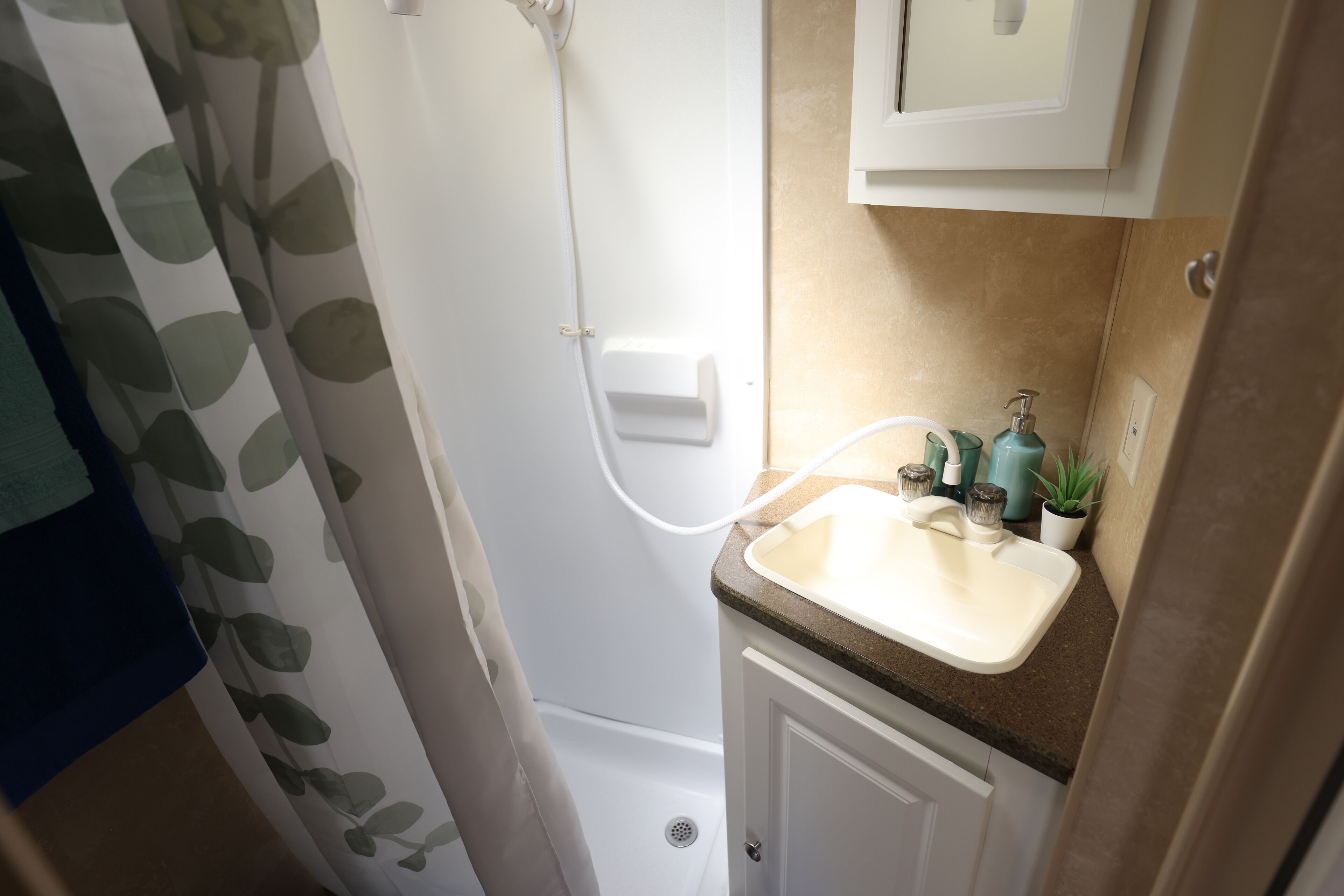 Douche, serviettes fournies, savon, papier toilette