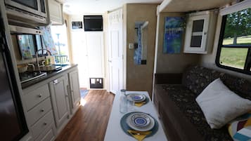 Refrigerador, microondas, parrilla de estufa y cafetera y tetera