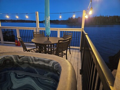 Pebble Oceanside RV Retreat – Waterfront Hot Tub & Deck