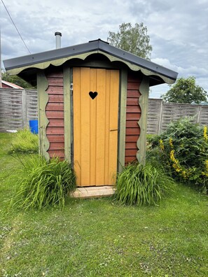 Exterior detail - Swedish house directly on the lake with motorboat & own boat ramp (Storfors)