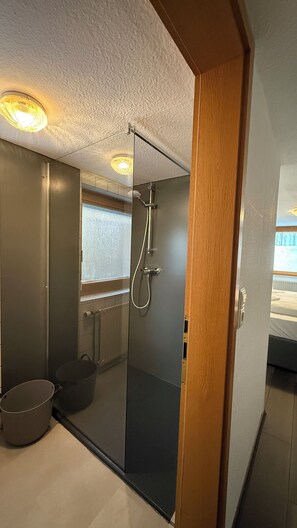 Haartrockner, HandtĂŒcher, Seife, Toilettenpapier