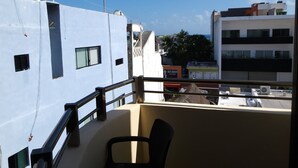 A balcony with a view of a cityscape, including buildings and a clear blue sky. - Hotel San Miguel Playa del Carmen (Playa del Carmen)
