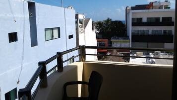 Een bureau, gratis wifi, beddengoed