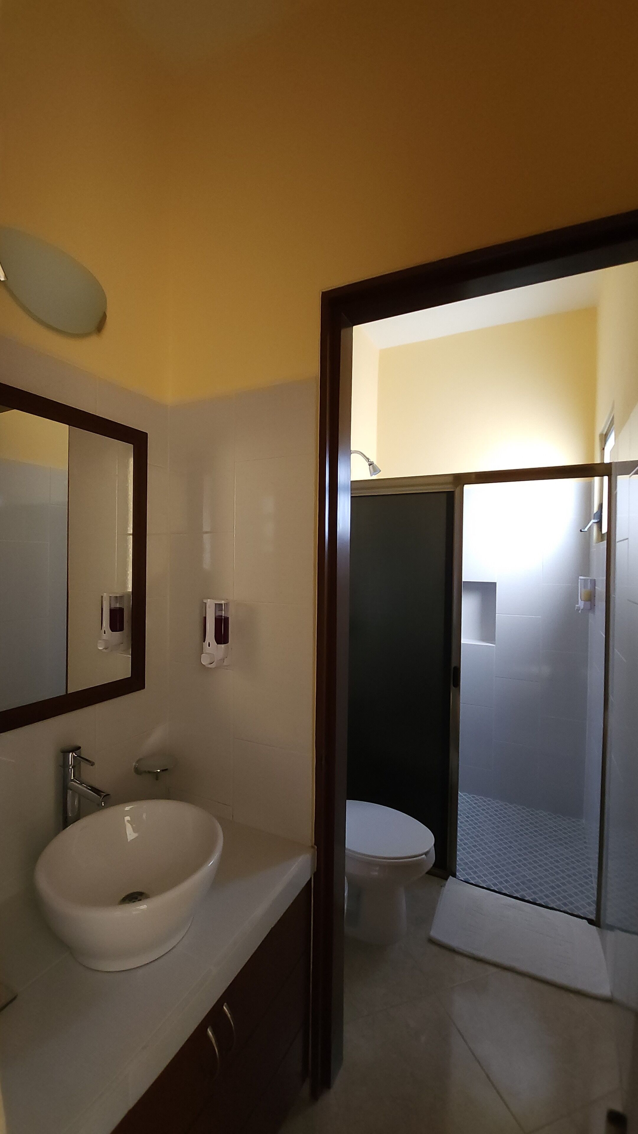 Dusj, håndklær, såpe og sjampo