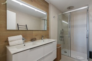 シャワー、ヘアドライヤー、タオル