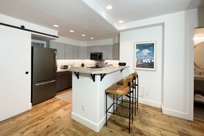 Jääkaappi, mikroaaltouuni, uuni, liesi