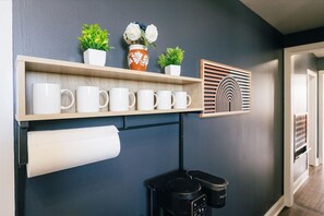 Interior - Sleeps 12 - Games - 10 Min to Downtown - Arcades - Walking Distance to Train (Chicago)