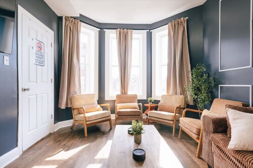 Sleeps 12 - Games - 10 Min to Downtown - Arcades - Walking Distance to Train