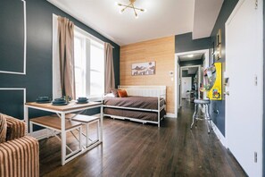 3 bedrooms, desk, iron/ironing board, travel crib - Sleeps 12 - Games - 10 Min to Downtown - Arcades - Walking Distance to Train (Chicago)