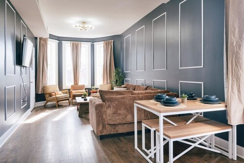 Sleeps 12 - Games - 10 Min to Downtown - Arcades - Walking Distance to Train