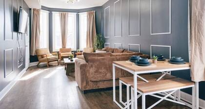 Sleeps 12 - Games - 10 Min to Downtown - Arcades - Walking Distance to Train