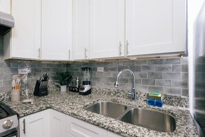 Mikrobølgeovn, ovn, kokeplater og oppvaskmaskin