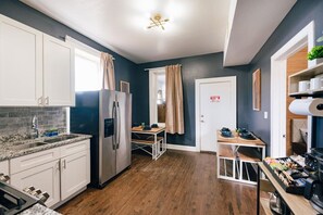 Microwave, oven, stovetop, dishwasher - Sleeps 12 - Games - 10 Min to Downtown - Arcades - Walking Distance to Train (Chicago)