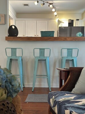 Smart TV, caminetto, lettore DVD, libri