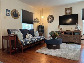 Smart TV, chimenea, reproductor de DVD y libros 