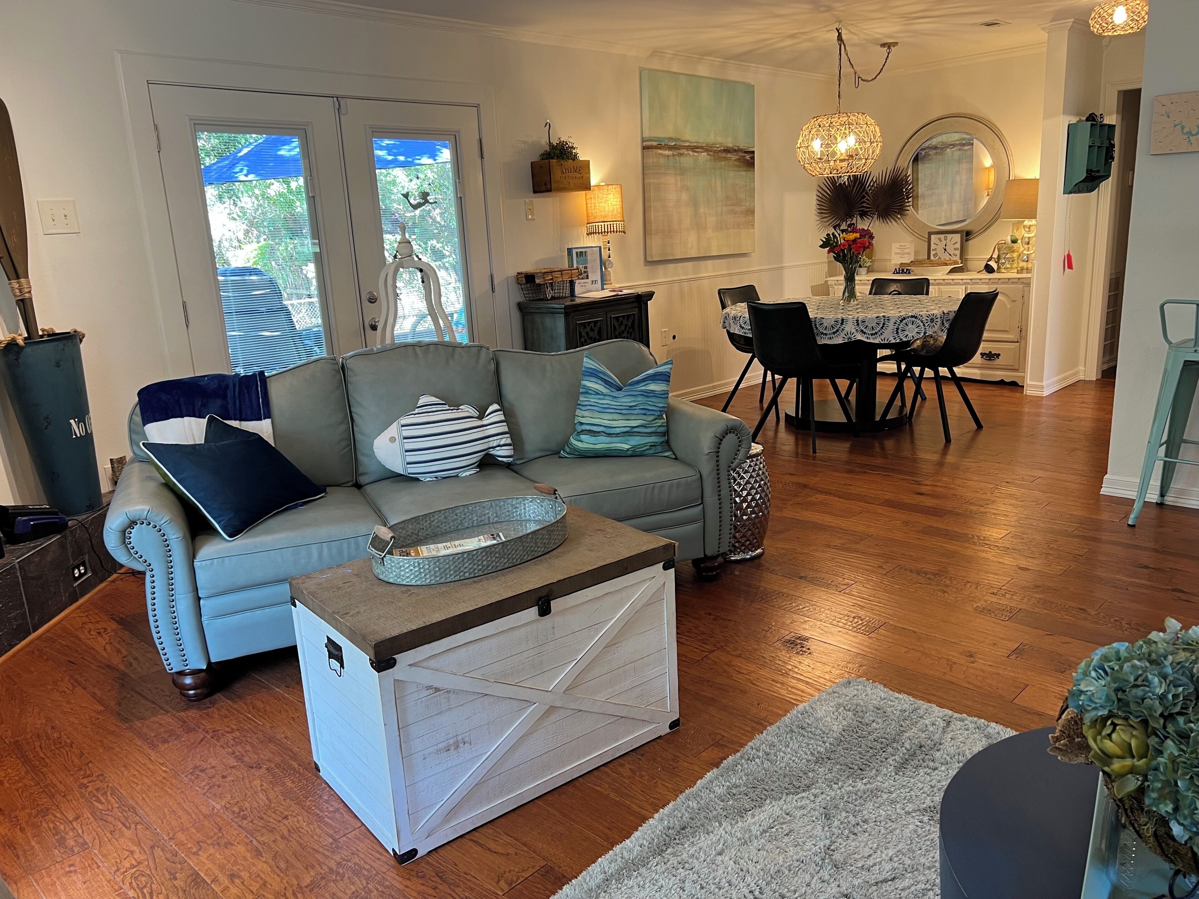 Smart TV, chimenea, reproductor de DVD y libros 