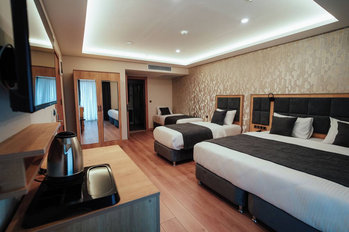 Family Quadruple Room | In-room safe, desk, laptop workspace, free WiFi