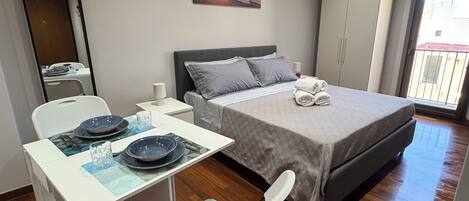 1 chambre, fer et planche Ă repasser, Wi-Fi gratuit, draps fournis