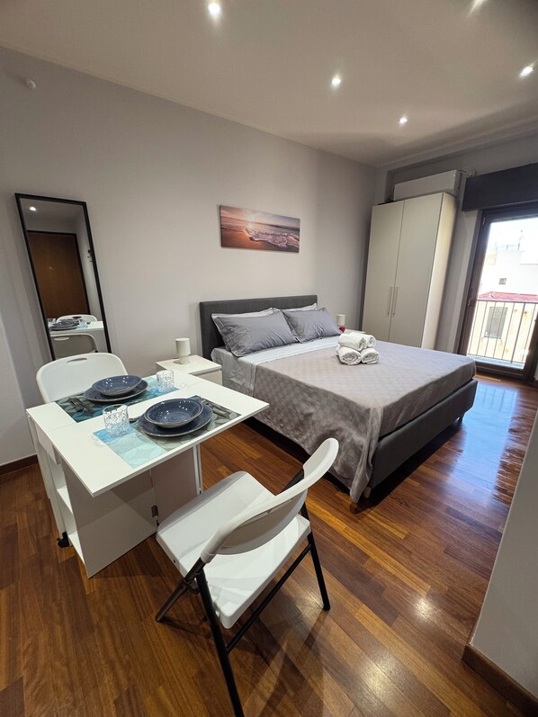 1 habitación, escritorio, tabla de planchar con plancha y wifi gratis