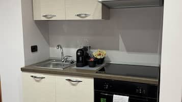 Fridge, oven, stovetop, coffee/tea maker