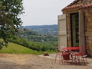 Outdoor dining - In the heart of nature, with an exceptional view of Cordes-sur-Ciel! Ideal for touring and walking. (Saint-Marcel-Campes)