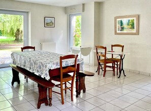 Dining - Country house between Rennes and Dinan with large pond and garden! (Saint-Pern)