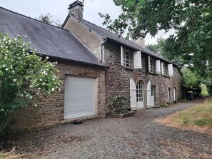 Exterior - Country house between Rennes and Dinan with large pond and garden! (Saint-Pern)