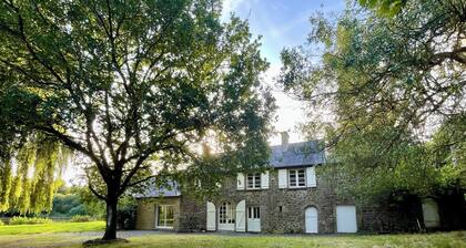 Country house between Rennes and Dinan with large pond and garden!