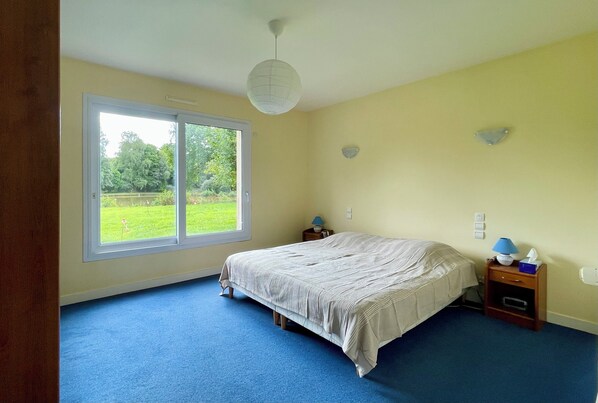 4 bedrooms, iron/ironing board, WiFi