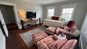 Desk, iron/ironing board, WiFi, bed sheets