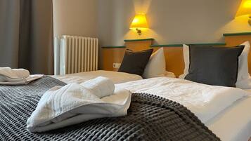 Doppelzimmer, Balkon, Gartenblick | Schreibtisch, kostenloses WLAN