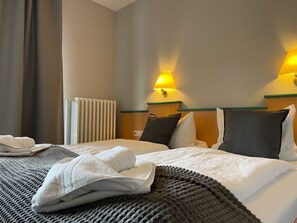 Doppelzimmer, Balkon, Gartenblick | Schreibtisch, kostenloses WLAN