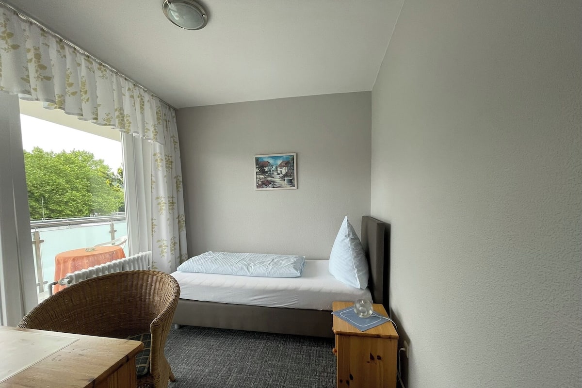Basic Single Room, Balcony, Garden View | Desk, free WiFi